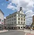 Geschäftshaus mit Uhrenturm