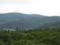 Blick vom Pferdskopfturm über das obere Weiltal zum Großen Feldberg (links) und Kleinen Feldberg (mittig), Weilsberg (rechter Rand, hinten), davor der Sängelberg; Häuser von Schmitten unter dem Pfaffenrod (vorne), Arnoldshain (links darüber) und Oberreifenberg (rechts unterhalb des Großen Feldbergs)
