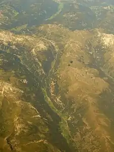 Luftbild, Richtung Norden; mit den drei Talungsabschnitten: Oben (Pongauer Seite bei Untertauern), obere Mitte (Obertauern), Unten (Lungauer Seite bei Tweng)