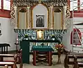 Altarausschnitt Sommer 2013, über dem Rundbogen die Zahl 1732, das Baujahr des Altars