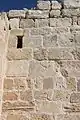 Obruk Hanı, Spolien an der Torwand und Fenster der Moschee.
