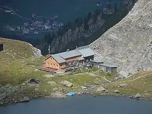 Die Obstanserseehütte, vom Karnischen Höhenweg aus gesehen.