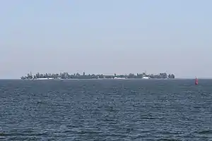 Panorama der Insel, Leuchttürme links