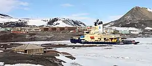 Der Eisbrecher Oden bei der Einfahrt in die Winter Quarters Bay (2010)