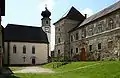 Die Kirche St. Nepomuk vom Innenhof der Burg gesehen