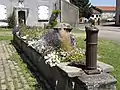 geschmückter Dorfbrunnen