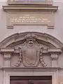 Hauptportal, Erbauungsinschrift und Wappen der Kurfürstin