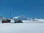 Die Lame-Dog-Hütte wurde im April 1988 errichtet und war bis 1998 das Hauptgebäude der bulgarischen St.-Kliment-Ohridski-Station. Es ist das älteste erhaltene Gebäude auf der Livingston-Insel und wird gegenwärtig als Funkstation und Postamt genutzt. In der Lame-Dog-Hütte befindet sich zudem ein Museum, das Artefakte der frühen bulgarischen wissenschaftlichen und logistischen Tätigkeit in der Antarktis zeigt.