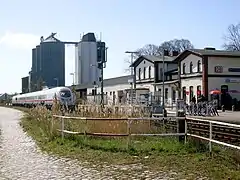 ICE 38 (DB, Kopen­hagen–Hamburg) bei einem Zwischen­halt in Oldenburg&nbsp;i.&nbsp;H. (2010)