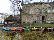 Bootsanleger an der Alten Hunte beim Schlossgarten Oldenburg; im Hintergrund das Augusteum