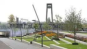Der Bahnhofsvorplatz mit dem Empfangsgebäude (2014)