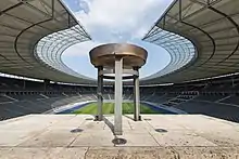 Die Schale für das olympische Feuer im Marathontor, 2015