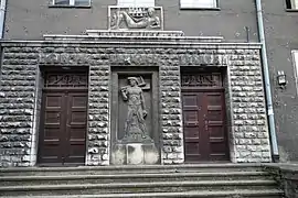 Eingang mit Fassadendekoration