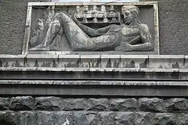 Gebäude eines ehemaligen Zementkartells / Fassadendekoration