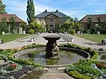 Delphinbrunnen vor der Orangerie des Schlosses Belvedere