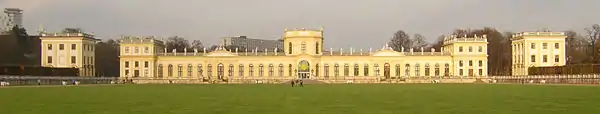 Gesamtansicht der Orangerie: links das Marmorbad, über dem Hauptportal die Sonne des Planetenwanderwegs, rechts der Küchenpavillon