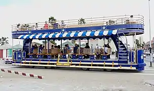 Moderner Doppelstock-Sommerwagen der Straßenbahn Oranjestad auf Aruba