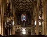 Blick durchs Kirchenschiff zur Orgel