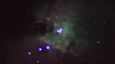 Der offene Sternhaufen Trapez aufgenommen am 5.&nbsp;Februar 2023 bei Vollmond im Orionnebel. Nachgeführte Aufnahme im sichtbaren Lichtspektrum. Belichtungszeit = 30&nbsp;Sekunden, Belichtungsindex = ISO&nbsp;800, Pixelgröße = 4,7&nbsp;Mikrometer.