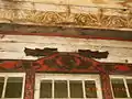 Ornamente an Fenster und Gebälk innen