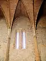 Nordwand und Gewölbe des zweiten Jochs des Kirchenschiffs.