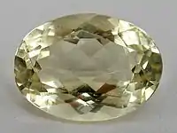 Oval geschliffener Orthoklas aus der Provinz Toliara, Madagaskar Größe: 2,0 cm × 1,4 cm × 1,0 cm(≙ 15,03 ct)