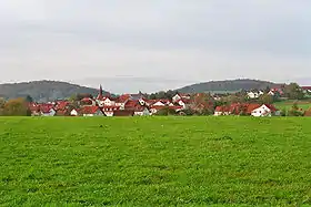 Blick von der Trommgranit- Hochfläche auf das Schollenagglomerat (Granodiorit, Granit, Diorit, Gneise in Durchtrümmerung) bei Ober-Abtsteinach: links der Waldskopf, rechts der Götzenstein