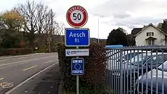 Tafel die den Namen eines Dorfes/ Stadt beinhaltet.