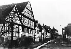 Ortsdurchfahrt von Mainroth (heutige Bundesstraße 289 in Richtung Kulmbach) aus der Zeit vor 1930. Am Ende der Straße ist das alte Schul- und Brauhaus zu sehen.