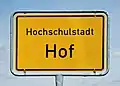 Ortsschild mit Verweis auf Bildungsstandort