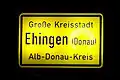 Beleuchtete Ortstafel von Ehingen (Donau)