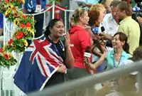 Weltmeisterin Valerie Vili (mit Fahne), dahinter Nadine Kleinert (roter&nbsp;Pulli)
