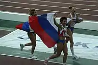 Die drei russischen Me­dail­len­ge­win­ne­rin­nen auf einer Ehren­runde (v.&nbsp;l.&nbsp;n.&nbsp;r.): Ljudmila Koltschanowa, Tatjana Lebedewa, Tatjana&nbsp;Kotowa