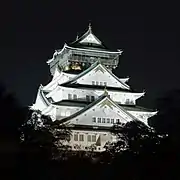 Tenshu bei Nacht von Osten aus gesehen