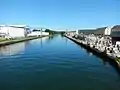 Blick auf den Hafen. Rechts die ehemaligen Speicher des Heeres­verpflegungs­amtes