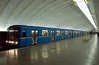 Traditionelles Design sowjetische Metrofahrzeuge, in Kiew jedoch mit gelben Zierlinien