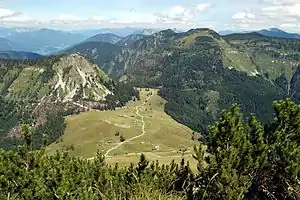 Salzburger Kalkvoralpen: Genneralm, darüber Osterhorn (im Hintergrund), davor der Hohe Zinken