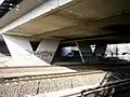 Stützpfeiler Westseite über Bahn hinweg