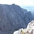 Ostwand der Gamshalt, gesehen von der Hinteren Karlspitze, davor unten der Hohe Winkel, rechts die Kleine Halt