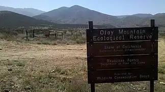 Otay Mountain als höchster Punkt der Gruppe vor Hinweistafel der Otay Mountain Ecological Reserve