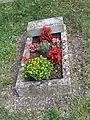 Grab eines 1945 abgestürzten deutschen Jagdfliegers auf Friedhof (2020)