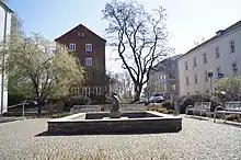 Ansicht der gesamten Brunnenanlage mit der Fischotterfigur