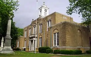 Ouachita County Courthouse in Camden (2014). Das 1933 errichtete und mit Stilelementen aus der Colonial-Revival-Architektur ausgestattete Courthouse ist seit November 1989 im NRHP eingetragen.