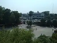 Blick auf den Campus vom Haupteingang