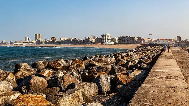 Die Küstenstadt Póvoa de Varzim am Atlantik