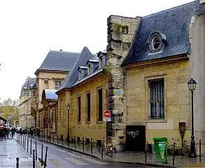 Der neue Flügel hat eine Straßenfassade (das Hauptportal befindet sich auf der linken Seite des Bildes), in der eine Mauer des ehemaligen La-Force-Gefängnisses erhalten blieb