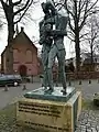 Van-Gogh-Denkmal vor der Kirche, an der van Goghs Vater als Pfarrer tätig war