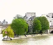 Sicht vom Quai de Conti auf den Square