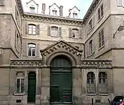 Fassade von Nr. 19 (École des hautes études en sciences sociales).