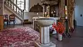 Taufbecken und Altar